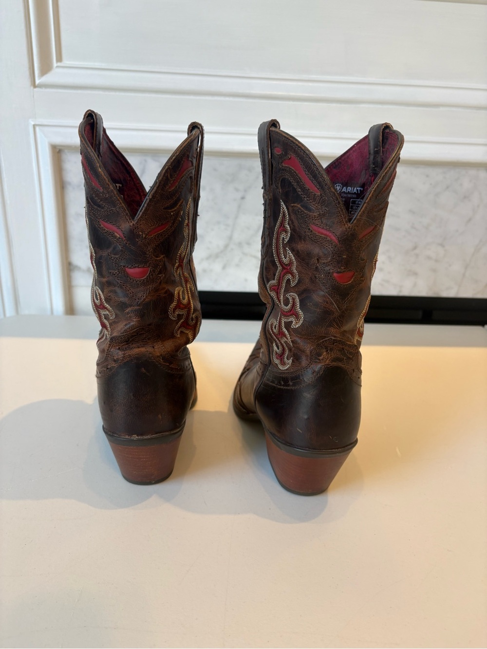 Calling your inner cowgirl!  Ariat Brown Leather Boots with Red Interior Size 9B - Picture 3 of 9